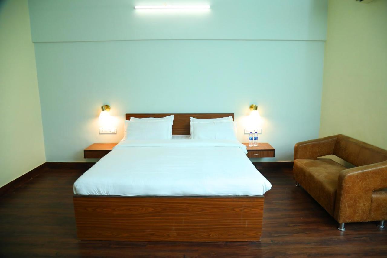 Country Inn & Suites By Turtle Bombay Extérieur photo